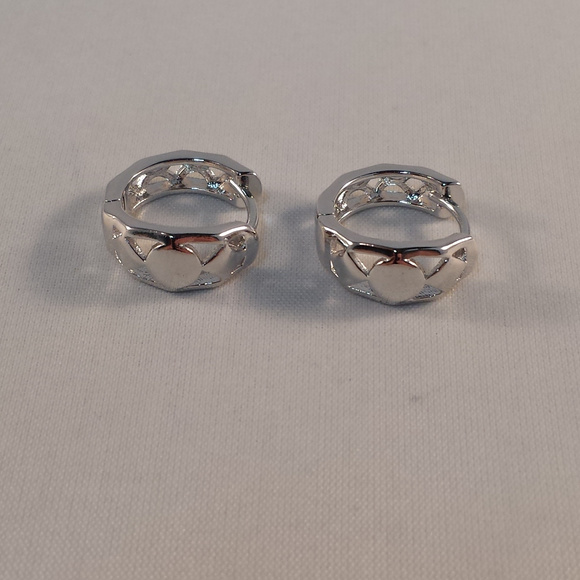 18K White Gold Carved Huggie Hoop Earrings 15mm - Picture 2 of 4